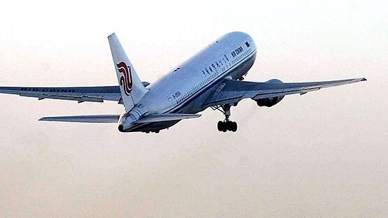 चीन ने कोरोना संक्रमित लाखों लोगों को विमान से विदेश भेजा: अमेरिकी अधिकारी