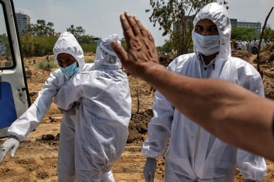 भारत में कोरोना से कम हो रही मौतों को अमेरिकी अखबार ने बताया रहस्य