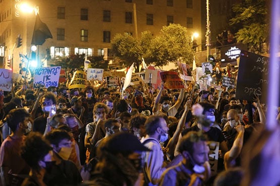 इजरायल में कोरोना बढ़ा तो प्रदर्शन, युवाओं ने बंद किए PM के घर के रास्ते