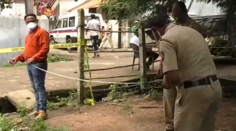 लोगों के खड़े हो गए रोंगटे जब जमीन से निकला लाश का हाथ, फिर खुला राज