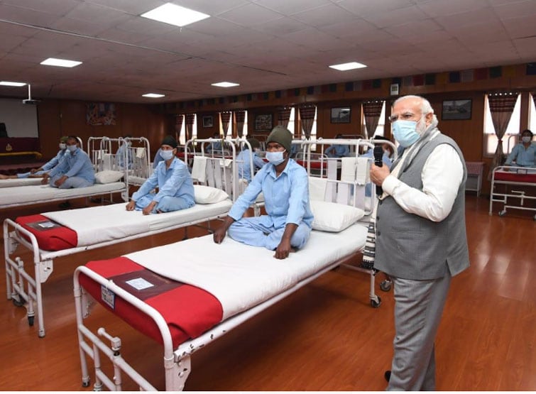 पीएम मोदी ने बढ़ाया घायल जवानों का जोश, अस्पताल जाकर की मुलाकात