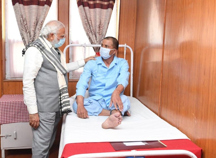 पीएम मोदी ने बढ़ाया घायल जवानों का जोश, अस्पताल जाकर की मुलाकात