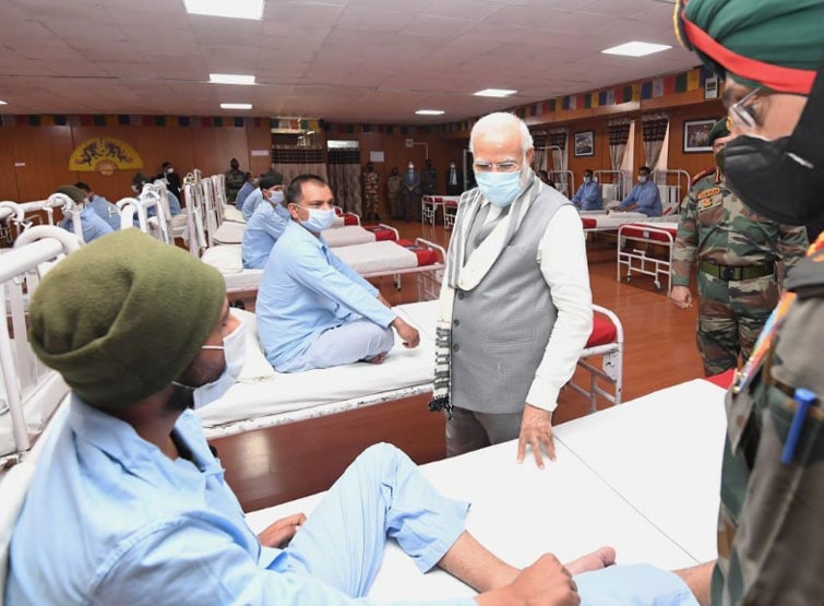 पीएम मोदी ने बढ़ाया घायल जवानों का जोश, अस्पताल जाकर की मुलाकात