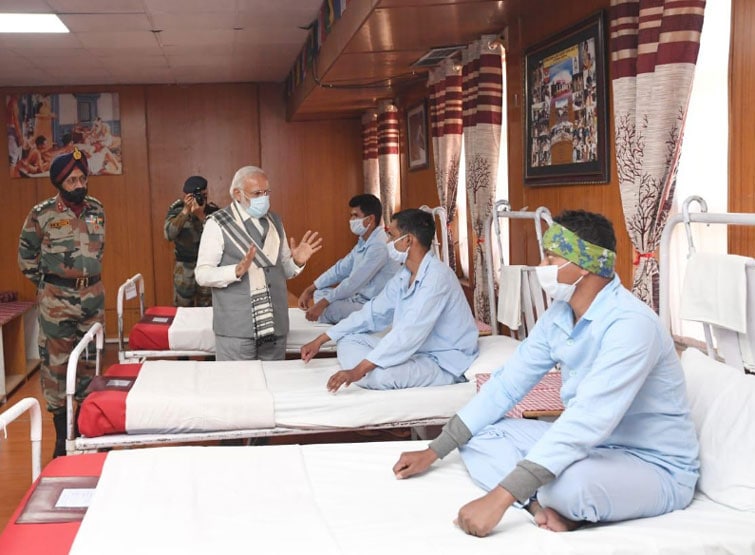 पीएम मोदी ने बढ़ाया घायल जवानों का जोश, अस्पताल जाकर की मुलाकात