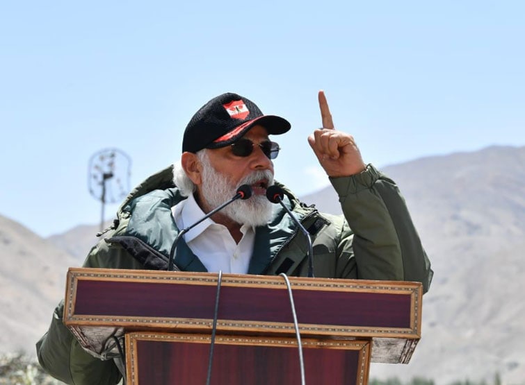 पीएम मोदी ने बढ़ाया घायल जवानों का जोश, अस्पताल जाकर की मुलाकात