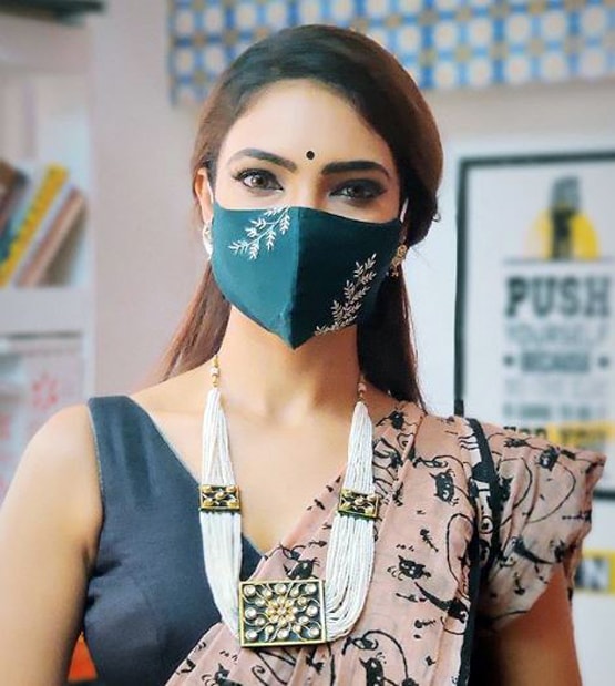 सारा से प्र‍ियंका तक, सेलेब्स के बीच पॉपुलर हैं ये डिजाइनर मास्क, PHOTOS