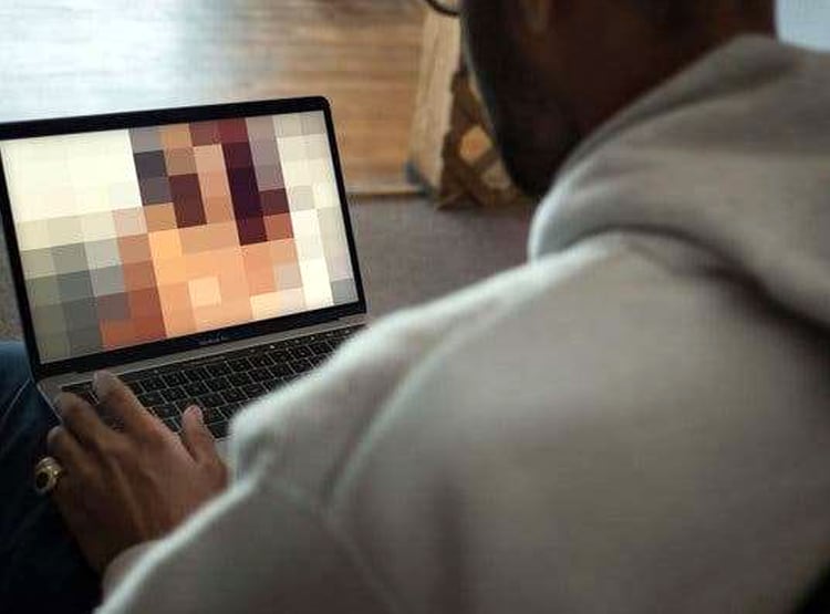 मॉडल्स की अश्लील फिल्में बनाकर पॉर्न साइट पर करते थे अपलोड