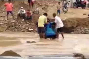 न सड़क-न पुल, अस्पताल ले जाने के लिए गर्भवती को कंधों पर उठाकर पार की नदी