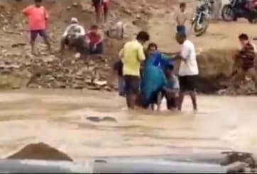 न सड़क-न पुल, अस्पताल ले जाने के लिए गर्भवती को कंधों पर उठाकर पार की नदी