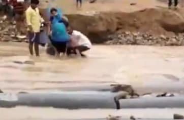 न सड़क-न पुल, अस्पताल ले जाने के लिए गर्भवती को कंधों पर उठाकर पार की नदी