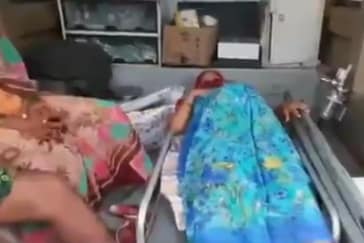 न सड़क-न पुल, अस्पताल ले जाने के लिए गर्भवती को कंधों पर उठाकर पार की नदी