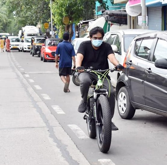 PHOTOS: साइकलिंग करती नजर आईं सारा अली खान, करीना संग दिखे तैमूर