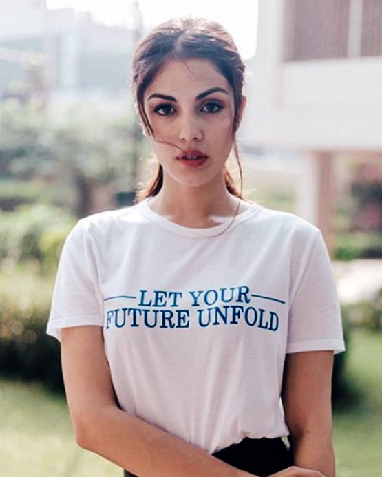 सुशांत केस में रिया पर FIR दर्ज होते ही लोगों का फूटा गुस्सा, हो रहीं ट्रोल