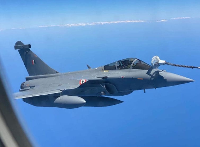 भारत आ रहा राफेल, हवा में ही भरा जा रहा ईंधन, देखें तस्वीरें