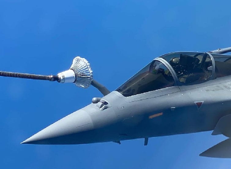 भारत आ रहा राफेल, हवा में ही भरा जा रहा ईंधन, देखें तस्वीरें