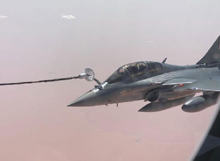 भारत आ रहा राफेल, हवा में ही भरा जा रहा ईंधन, देखें तस्वीरें
