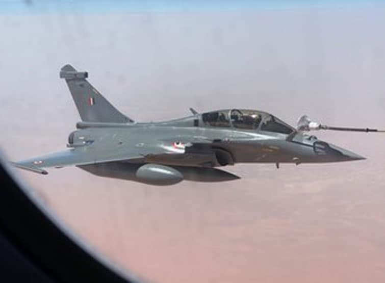 भारत आ रहा राफेल, हवा में ही भरा जा रहा ईंधन, देखें तस्वीरें