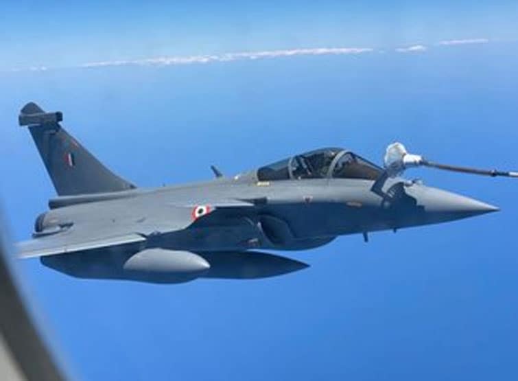 भारत आ रहा राफेल, हवा में ही भरा जा रहा ईंधन, देखें तस्वीरें