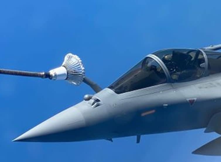 भारत आ रहा राफेल, हवा में ही भरा जा रहा ईंधन, देखें तस्वीरें