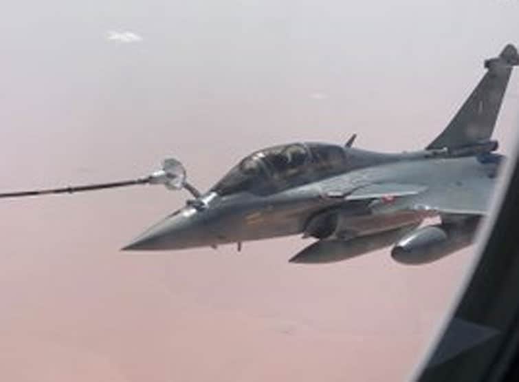 भारत आ रहा राफेल, हवा में ही भरा जा रहा ईंधन, देखें तस्वीरें