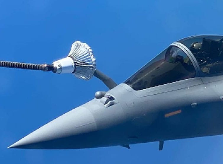 भारत आ रहा राफेल, हवा में ही भरा जा रहा ईंधन, देखें तस्वीरें