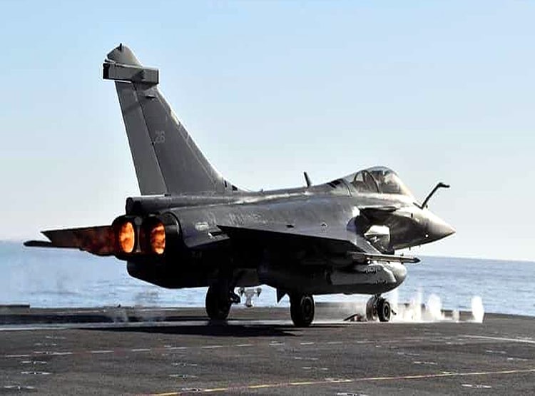 चीन के J-20 फाइटर जेट से कितना बेहतर है राफेल विमान