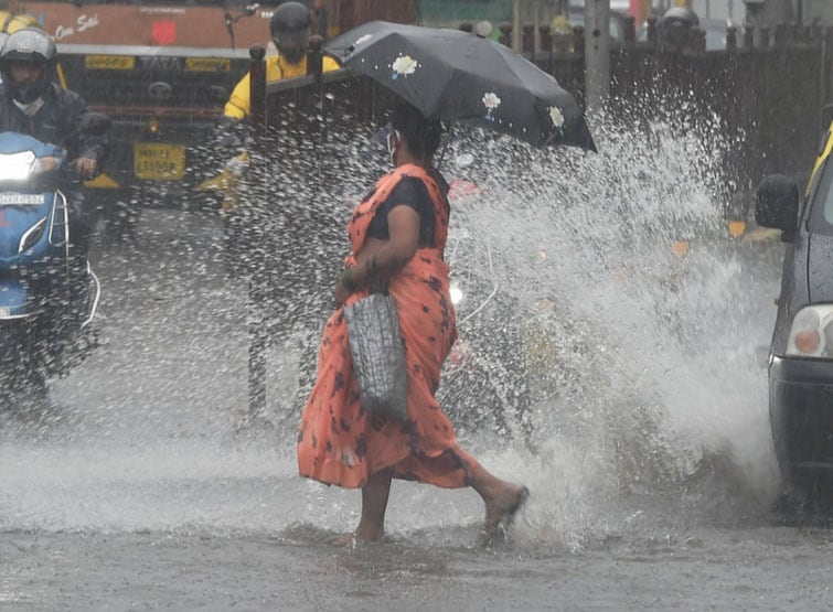 वाराणसी में बढ़ा जलस्तर, घाट स्थित मंदिरों तक पहुंचने लगा पानी