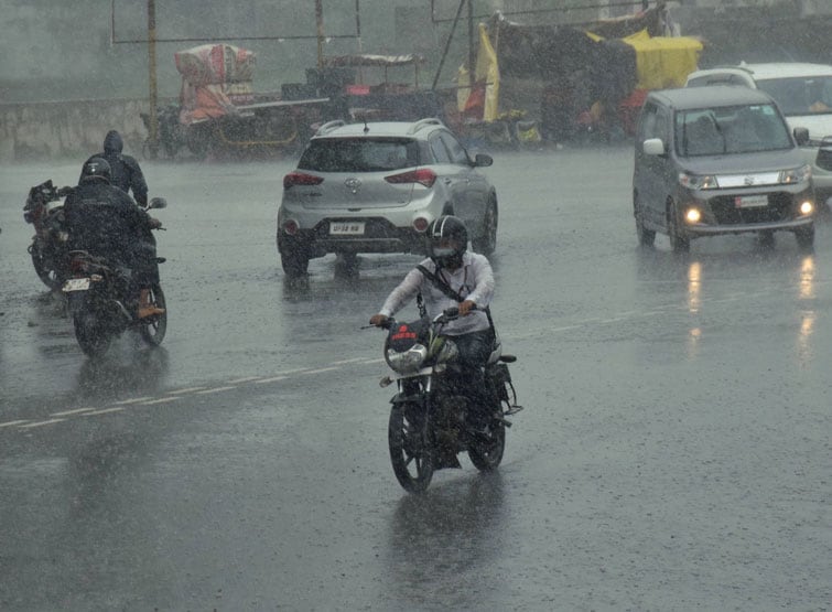 वाराणसी में बढ़ा जलस्तर, घाट स्थित मंदिरों तक पहुंचने लगा पानी