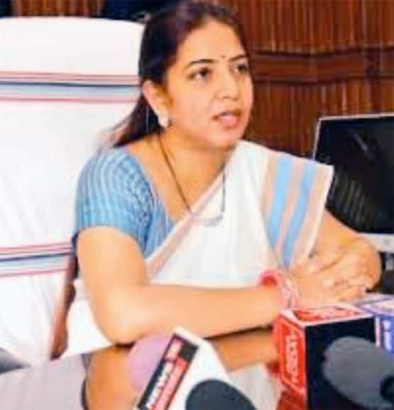 22 दिन के बच्चे को लेकर ड्यूटी पर पहुंची IAS अफसर, हो रही तारीफ