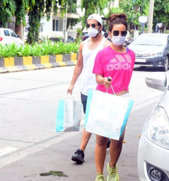 कैजुअल लुक में नजर आए टाइगर श्रॉफ, दिखीं जन्नत फेम एक्ट्रेस सोनल चौहान