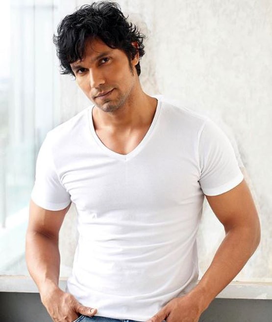 रणदीप हुड्डा ने बार‍िश में की समुद्र तट की सफाई, निकाला 16 टन कचरा