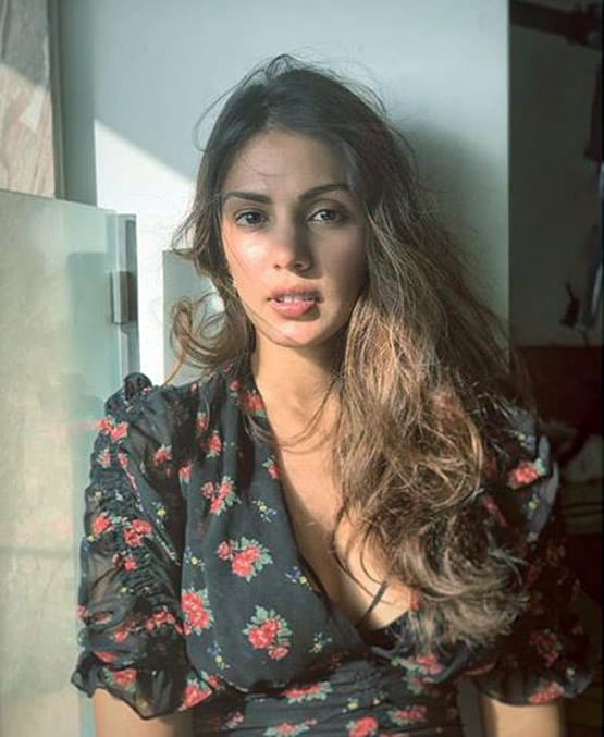 8 साल के करियर में 7 फ्लॉप फिल्में दे चुकी हैं रिया, वीजे बनकर की शुरुआत