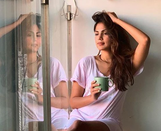 8 साल के करियर में 7 फ्लॉप फिल्में दे चुकी हैं रिया, वीजे बनकर की शुरुआत