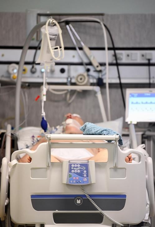 कोरोना मरीज को हुआ लकवा, पहली बार ऐसा बदलाव देख डॉक्टर परेशान