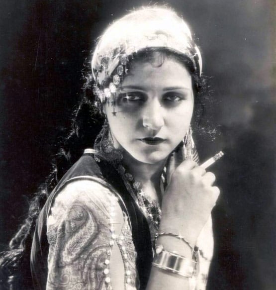 मीना कुमारी से एके हंगल तक, तंगहाली में गुजरे इन सितारों के आख‍िरी दिन