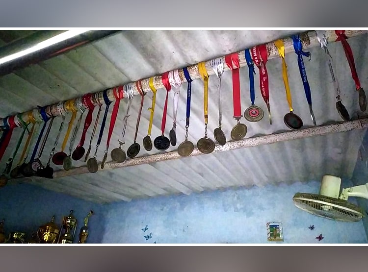 300 रुपये दिहाड़ी की मजदूरी कर रहा रेसर, गोल्ड मेडल से भरा है घर