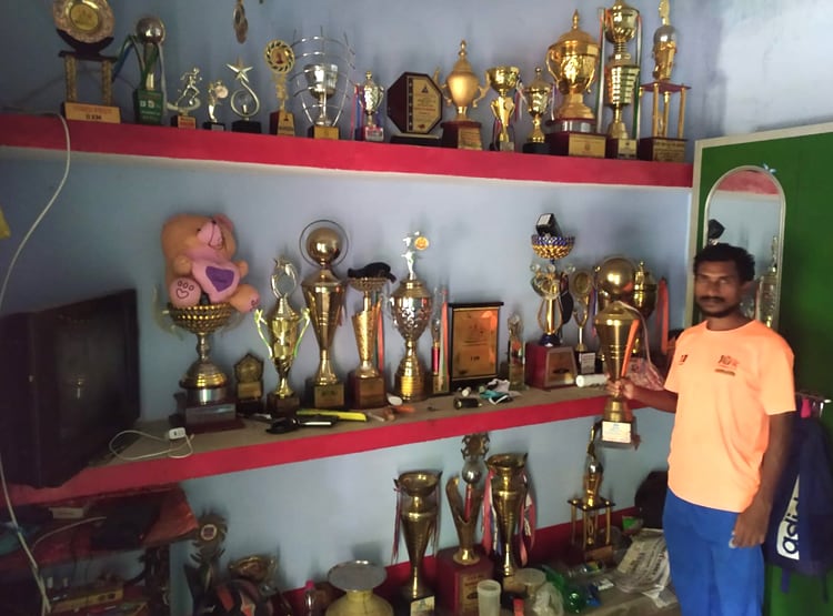 300 रुपये दिहाड़ी की मजदूरी कर रहा रेसर, गोल्ड मेडल से भरा है घर