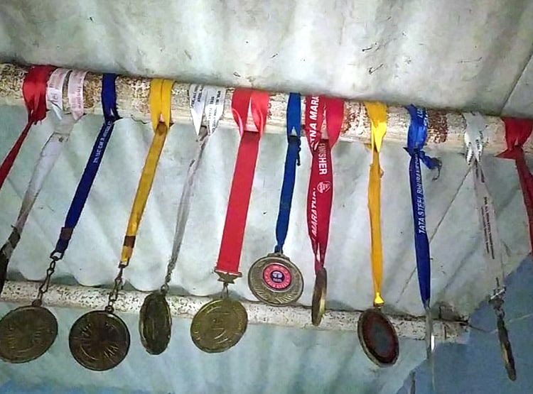 300 रुपये दिहाड़ी की मजदूरी कर रहा रेसर, गोल्ड मेडल से भरा है घर