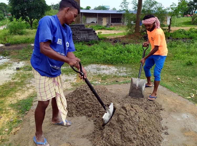 300 रुपये दिहाड़ी की मजदूरी कर रहा रेसर, गोल्ड मेडल से भरा है घर