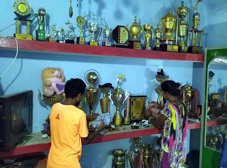 300 रुपये दिहाड़ी की मजदूरी कर रहा रेसर, गोल्ड मेडल से भरा है घर