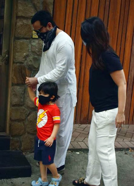 मास्क लगाकर पापा सैफ संग मुंबई की बारिश में निकले तैमूर अली खान