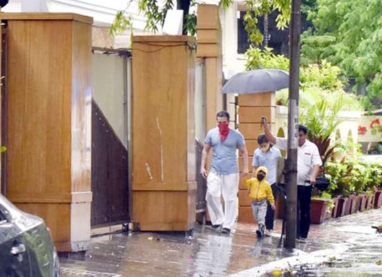 मास्क लगाकर पापा सैफ संग मुंबई की बारिश में निकले तैमूर अली खान