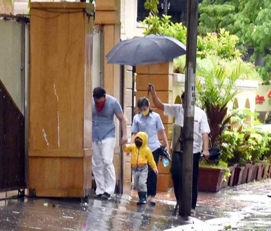 मास्क लगाकर पापा सैफ संग मुंबई की बारिश में निकले तैमूर अली खान