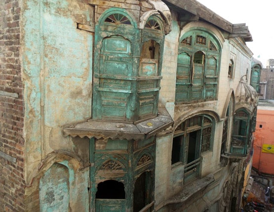 पाकिस्तान में जर्जर हाल में 102 साल पुरानी कपूर हवेली, गिराने की मांग