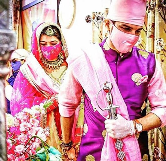 सारा से प्र‍ियंका तक, सेलेब्स के बीच पॉपुलर हैं ये डिजाइनर मास्क, PHOTOS