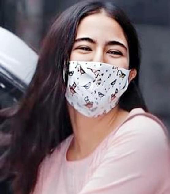 सारा से प्र‍ियंका तक, सेलेब्स के बीच पॉपुलर हैं ये डिजाइनर मास्क, PHOTOS