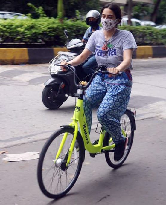 PHOTOS: साइकलिंग करती नजर आईं सारा अली खान, करीना संग दिखे तैमूर