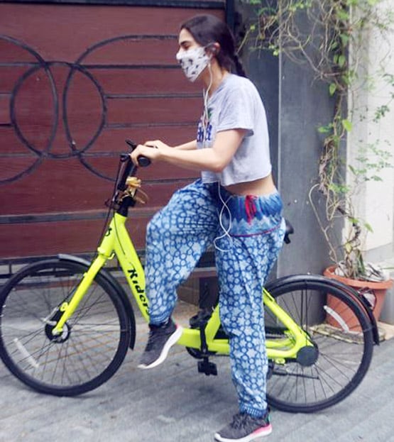 PHOTOS: साइकलिंग करती नजर आईं सारा अली खान, करीना संग दिखे तैमूर
