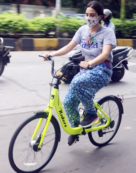 PHOTOS: साइकलिंग करती नजर आईं सारा अली खान, करीना संग दिखे तैमूर