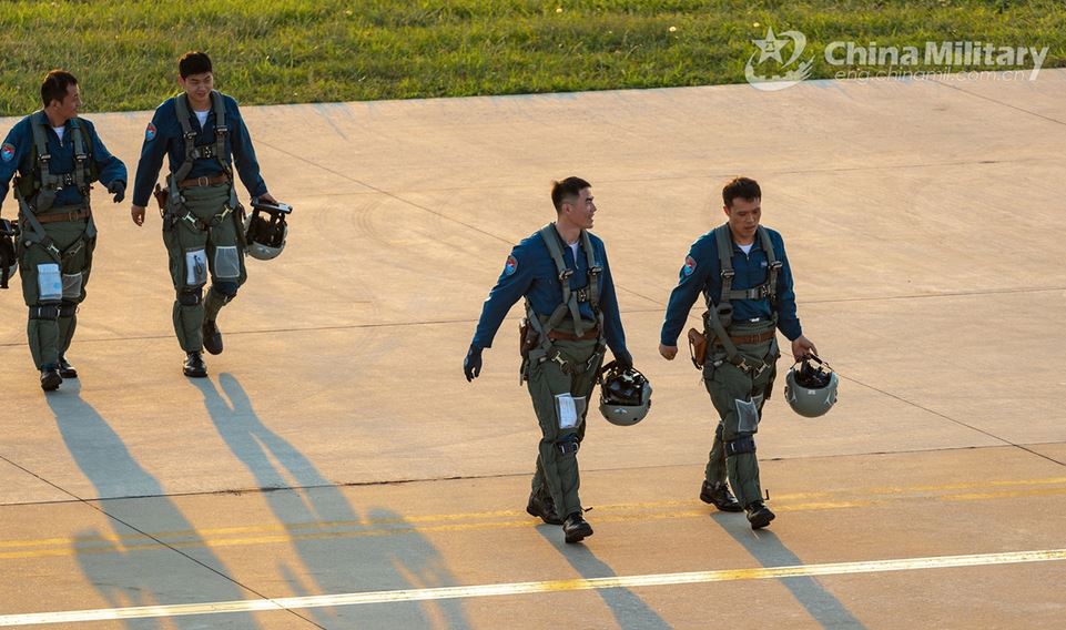 US से तनाव, साउथ चाइना सी में चीन उतार सकता है फाइटर जेट्स